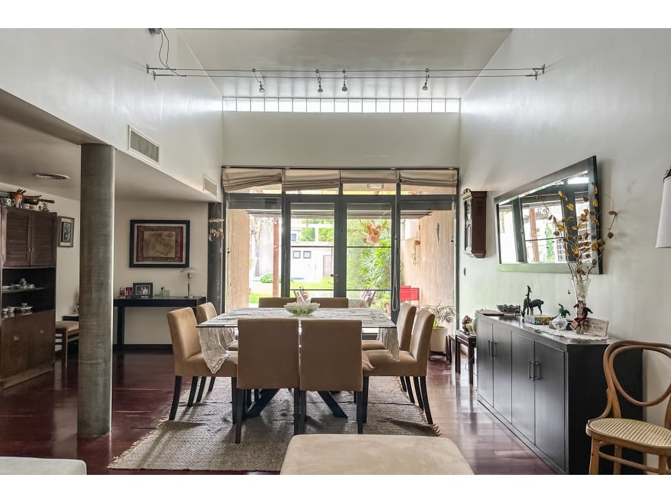 Exclusiva casa en venta de 8 ambientes con piscina y jardin en Florida - 1