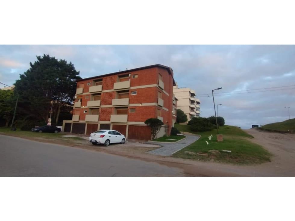 ¡Departamento con balcón y cochera cubierta a pasos del mar! - 1