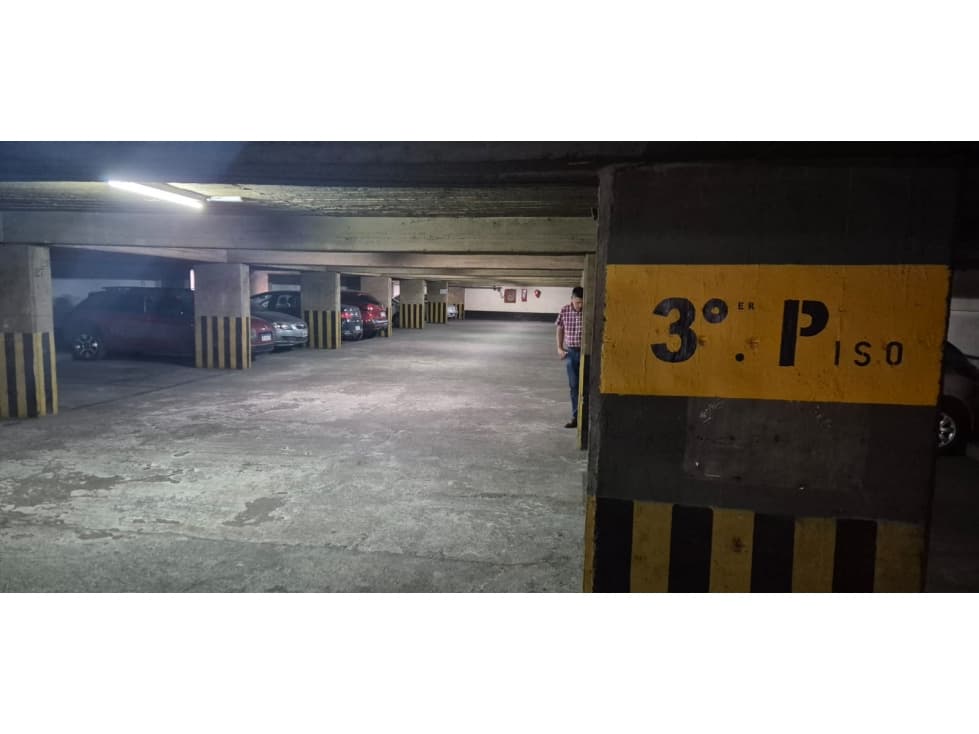 VENTA COCHERA EN PARKING CENTRO - 1