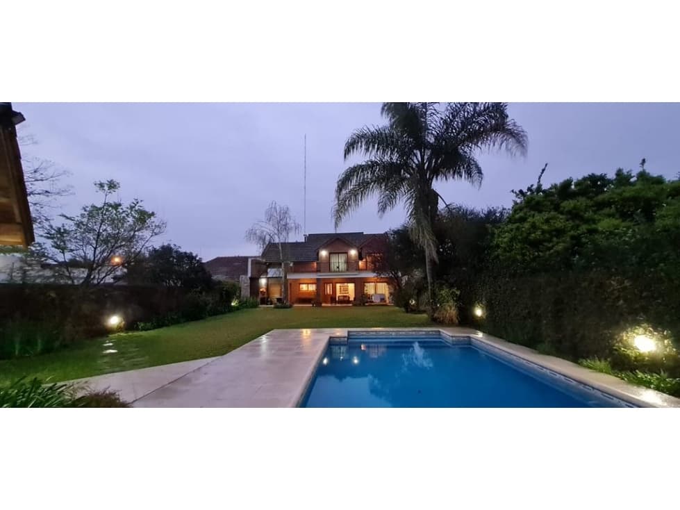 Venta Hermoso Chalet Centrico en Lujan - 1