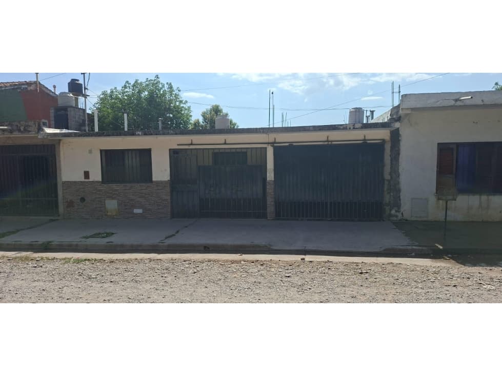 Casa en Venta en Barrio Gral. Savio, Palpalá Amplia y con Garage - 1