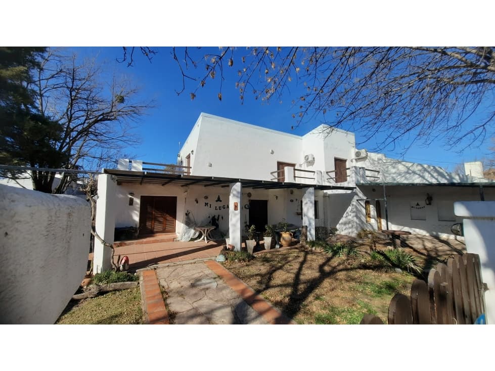 ¡Importante Vivienda Residencial + Departamentos con Cocheras! - 1