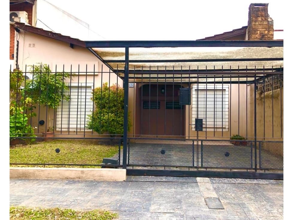 HERMOSO CHALET CASTELAR SUR. A METROS AVENIDA ZEBALLOS - 1