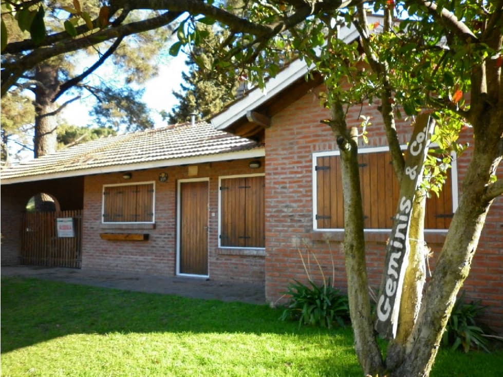 Comodo y luminoso Chalet GEMINIS cochera cubierta, parque y parrilla. - 1