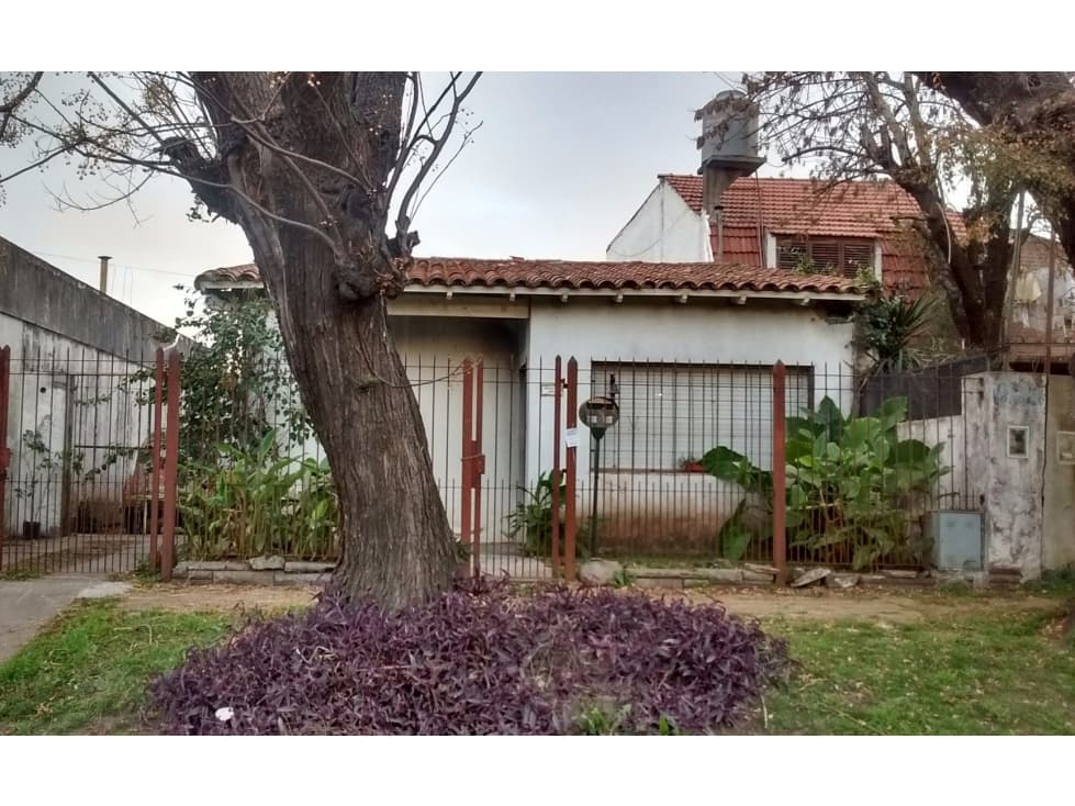 CHALET EN VENTA EN ITUZAINGO NORTE A RECICLAR - 1