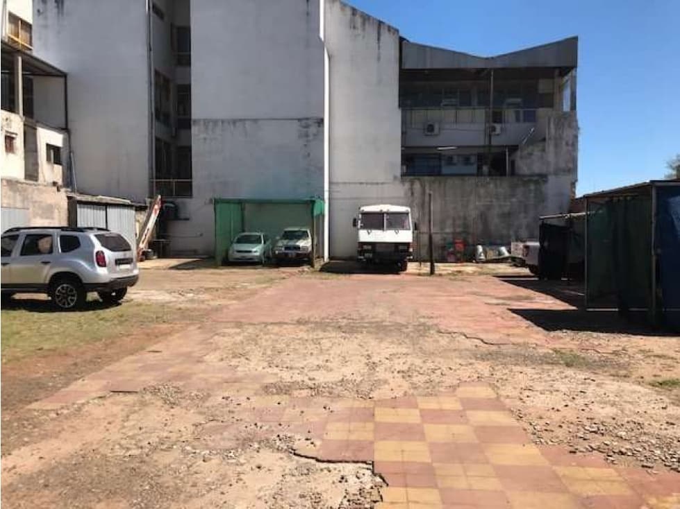 VENDO MUY AMPLIO TERRENO CENTRICO . - 1