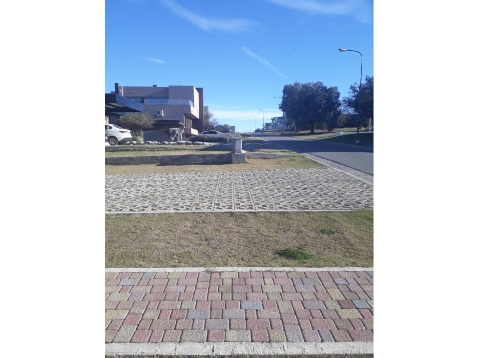 Importante Propiedad en Country Privado - 1