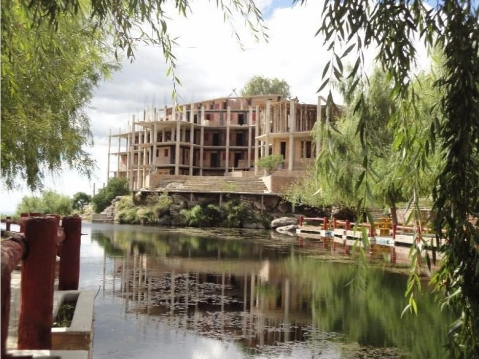 VENDO GRAN HOTEL EN LOS GIGANTES RUTA PROVINCIAL PAVIMENTANDOSE - 1