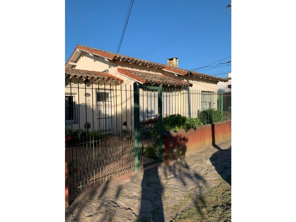 EXCELENTE CHALET EN ESQUINA DE 4 AMB - 1