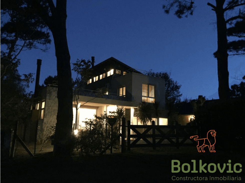 CARILO - AVESTRUZ Y ROBLES - CASA EN VENTA. - 1