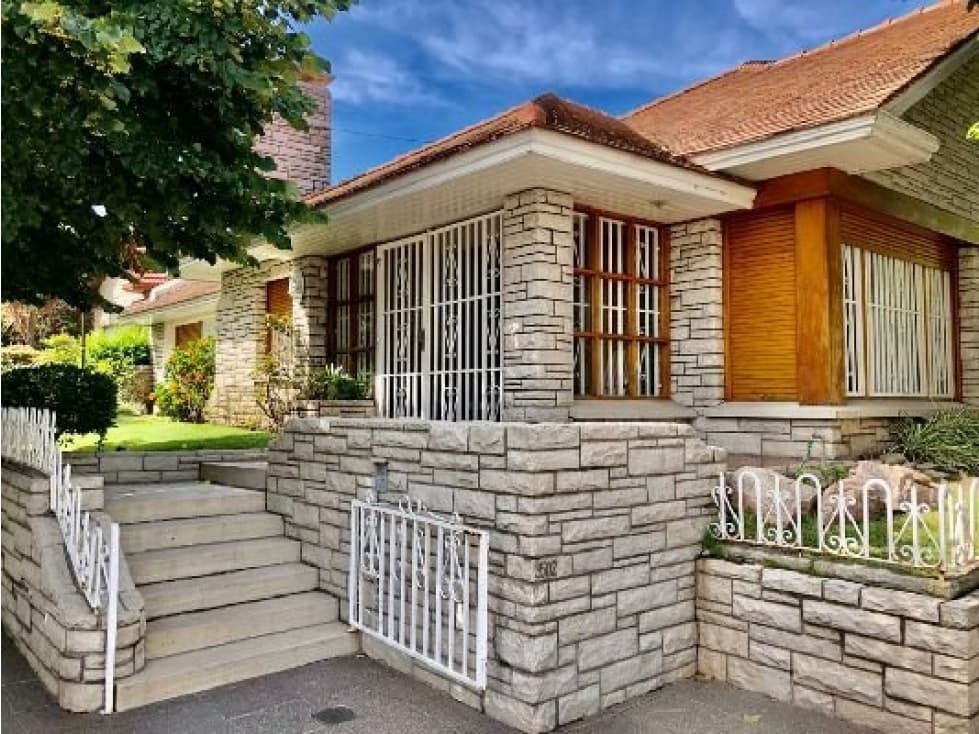 Excepcional chalet en Altos de Chauvin. Obra Arq. Córsico Piccolini, año 1958. - 1