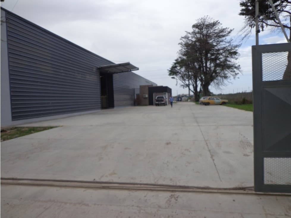 Moderno galpón, ex fábrica de reciclado plasticos. Apto varios emprendimientos. - 1