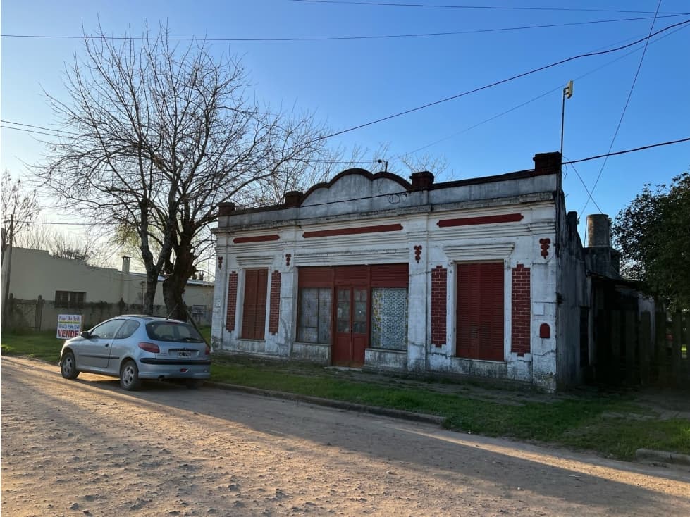 Vendo Casa Antigua con amplio Terreno en Caseros, Entre Ríos. - 1