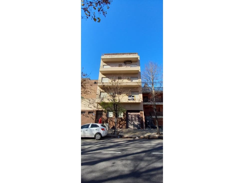 Edificio institucional gran estructura y ubicación en Av. Riestra - 1