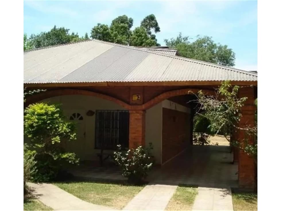 CHALET 5 AMBIENTES CON PISCINA - 1