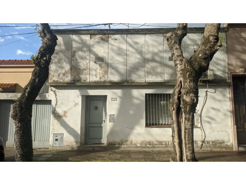 Casa Antigua a Reciclar con gran Lote - 1