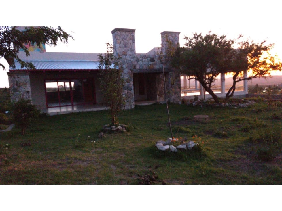 CASA EN VENTA EN CAPILLA DEL MONTE 6 ambientes GALPON INVERNADERO - 1