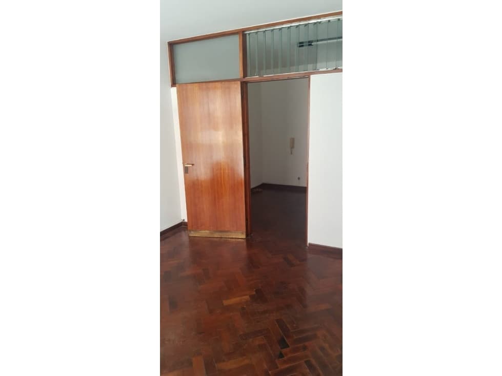 VENDO OFICINA A MTS DE TRIBUNALES Y PATIO OLMOS - 1