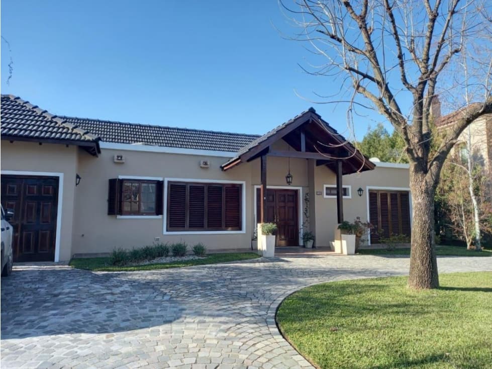 Venta Casa 5 ambientes - Barrio San Patricio - 1