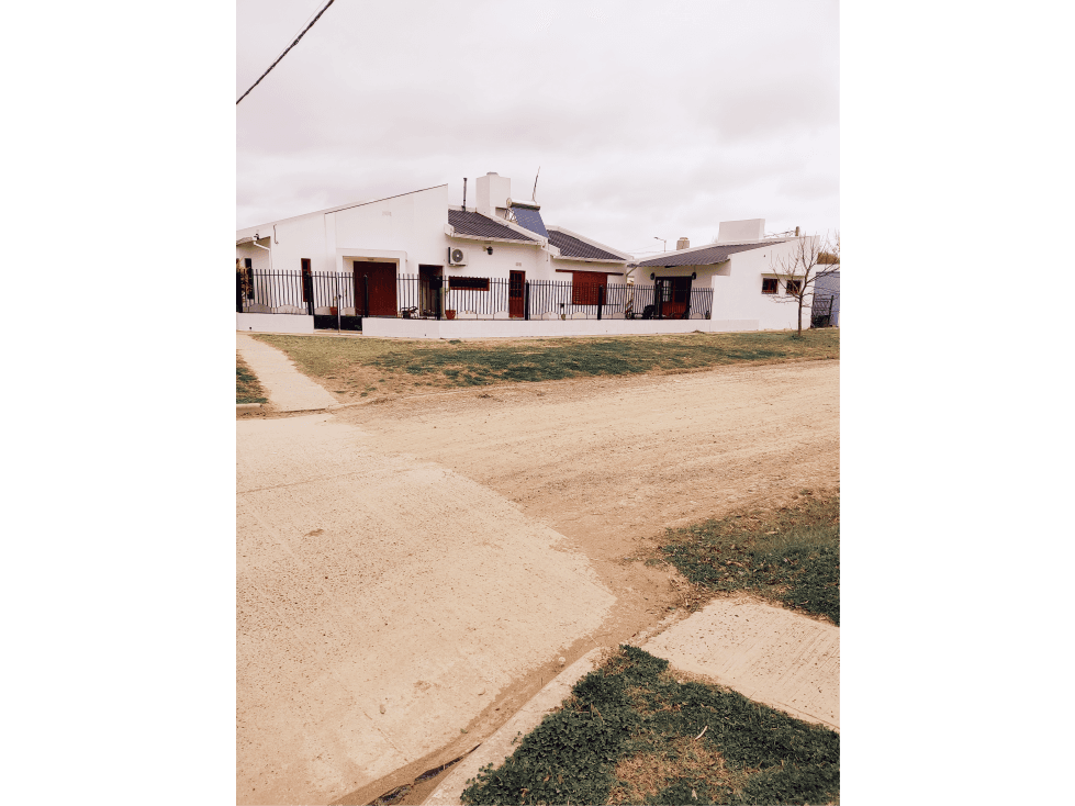 SE VENDE HERMOSA CASA EN ESQUINA - 1