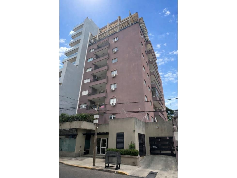 Alquilo amplio Departamento Tres Dormitorios con balcón y cochera - 1