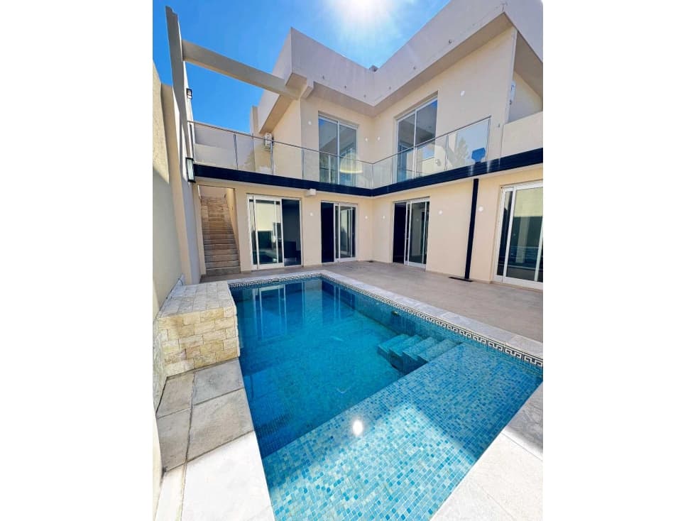 Casa 4 Dormitorios a metros del Parque Mitre - 1