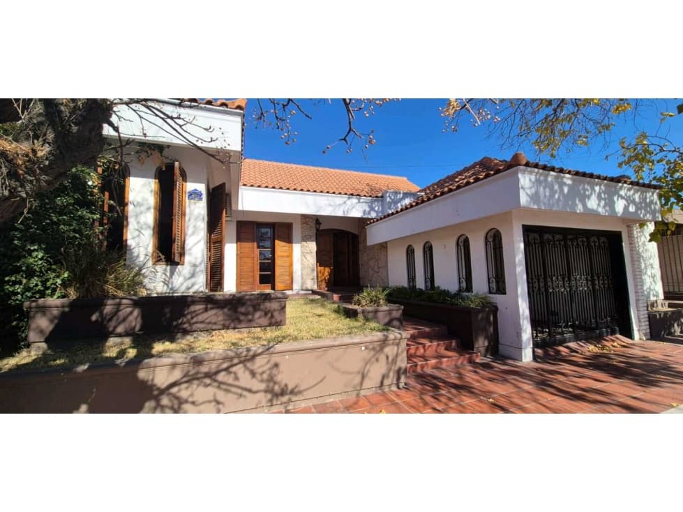 VENTA DE HERMOSA CASA DE CATEGORÍA EN CENTRO DE SAN MARTÍN MENDOZA - 1
