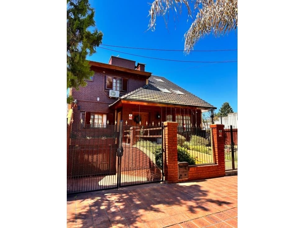 Chalet residencial en oportunidad - 1