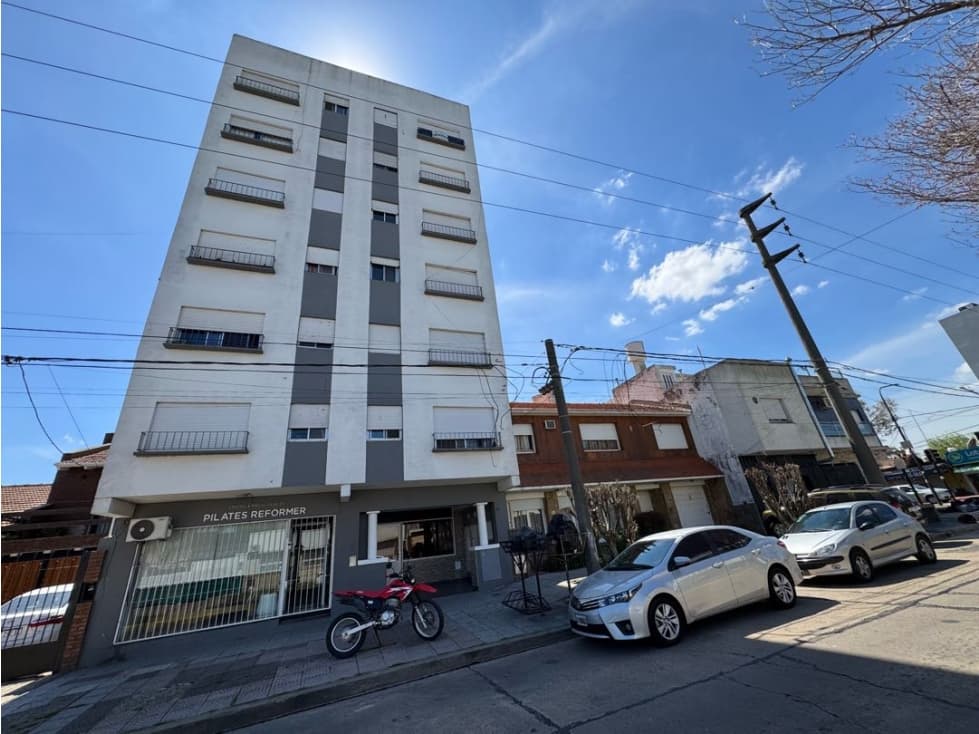 Departamento a metros de Av. Varela en venta - 1