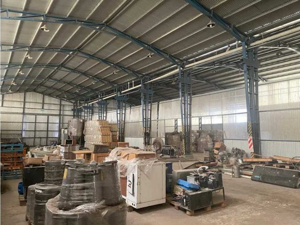 En Parque Industrual, galpón de 1400m2 en predio de 2000m2(200mx100m) - 1