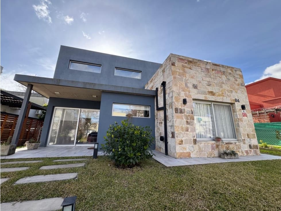 Excelente casa en barrio Los Paraisos - 1