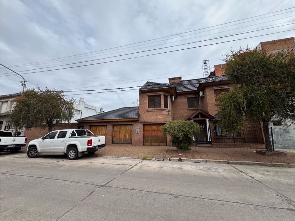 Excelente chalet con amplio patio, piscina y quincho - 1