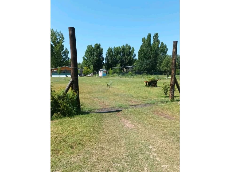 Excelente propiedad en venta 2 casas , con pileta y quincho. Tunuyán - 1