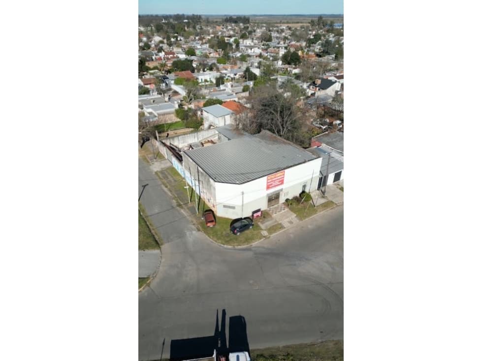 Galpón en zona comercial en venta - 1
