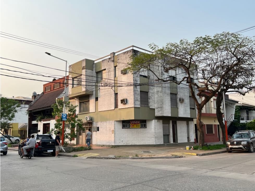 Impactante esquina con Bureau y departamento en microcentro! - 1