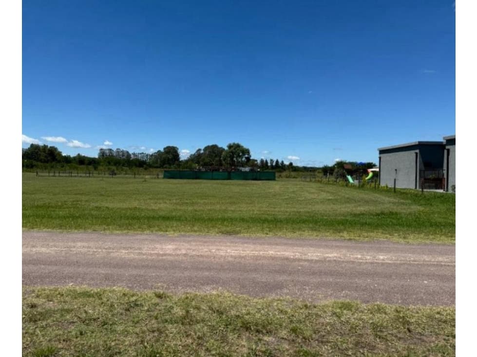 Lote en el barrio cerrado Las Calandrias a la venta - 1