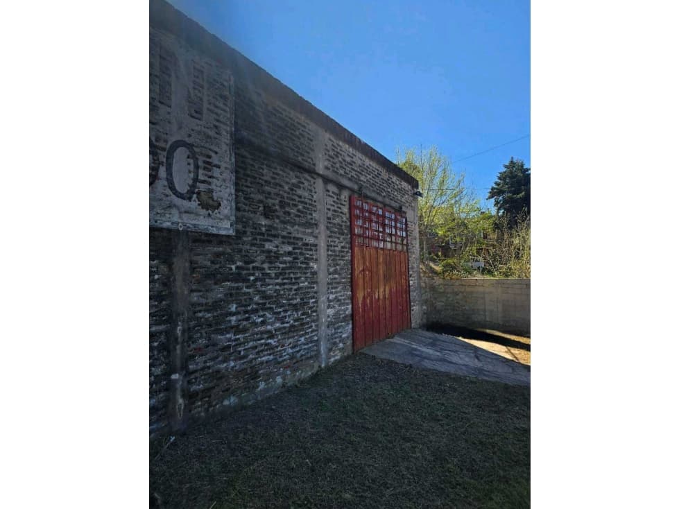 Oportunidad vendo galpon con baño y gran lote con vista - 1