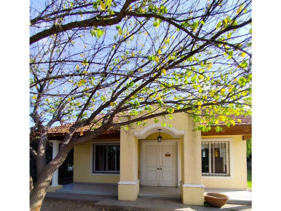 Vendemos Casa en Vistalba con Parque,Pileta y Quincho - 1