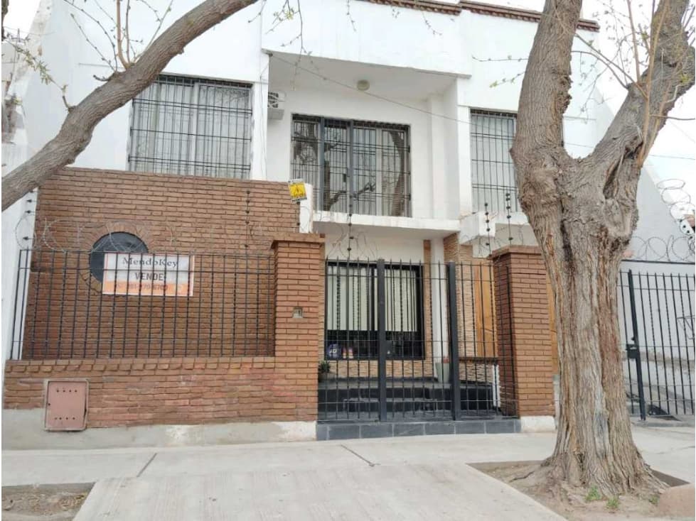 VENTA CASA 2 PLANTAS- B° JARDIN TRAPICHE, ZONA PRIVILEGIADA GODOY CRUZ - 1