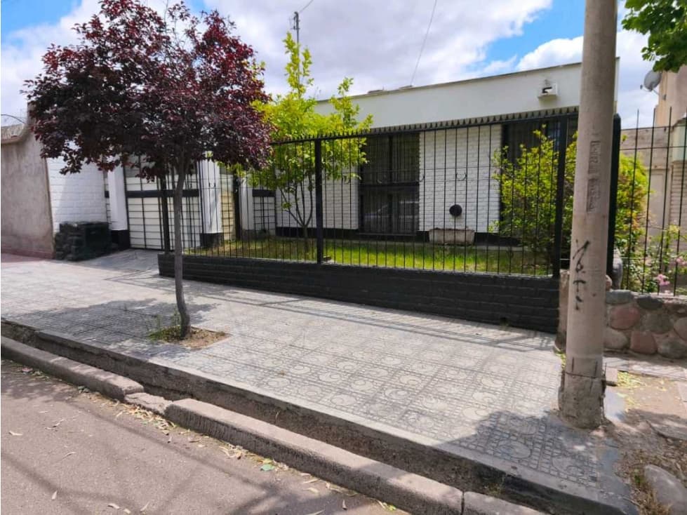 VENTA DE CASA AMPLIA EN B° SUPE SUR- GODOY CRUZ, MZA - 1