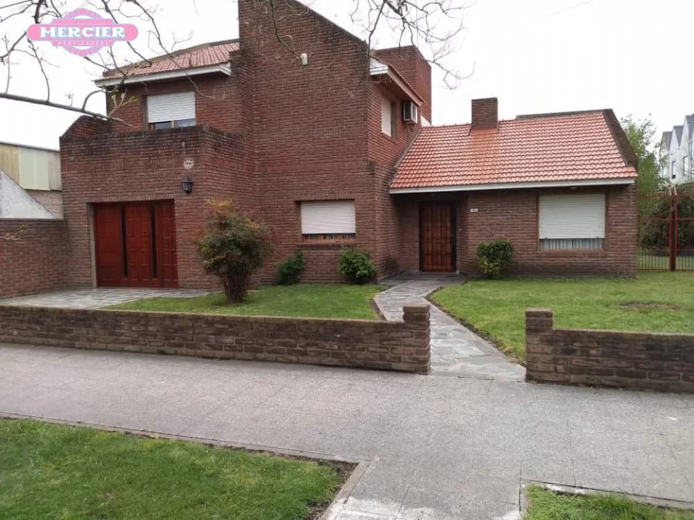 Chalet en Alquiler Temporario Zona IV de Miramar. Estado Excelente. 4 Habitaciones. 3 Baños. Temporada Verano 2025 - 1