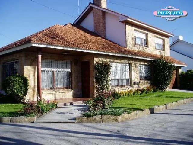 Chalet en Alquiler Temporario Zona IV de Miramar. Estado Muy Bueno. 4 Habitaciones. 3 Baños. Temporada Verano 2025 - 1