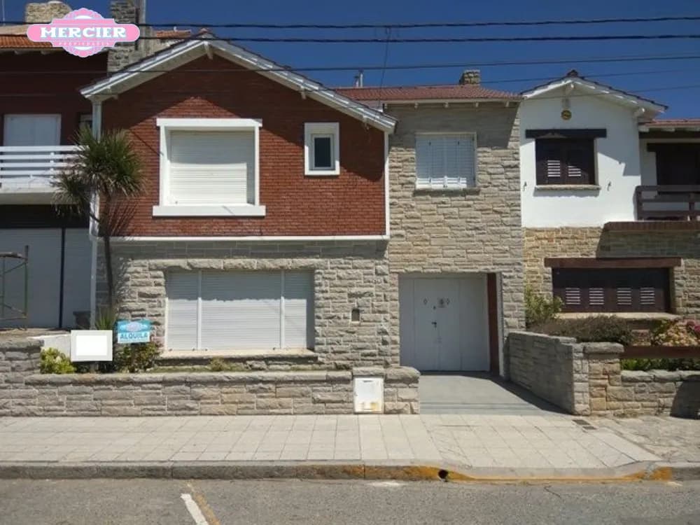 Chalet en Alquiler Temporario Zona V de Miramar. Estado Muy Bueno. 4 Habitaciones. 2 Baños. Temporada Verano 2025 - 1