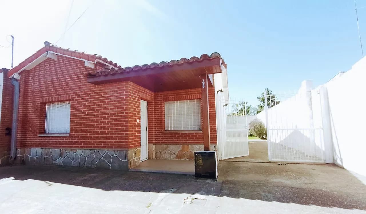 Chalet en Alquiler Temporario Zona III de Miramar. Estado Muy Bueno. 2 Habitaciones. 1 Baño. Temporada Verano 2025 - 1