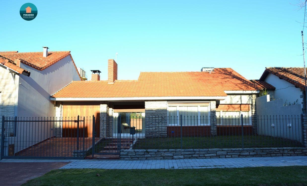 Chalet en Alquiler Temporario Zona I de Miramar. Estado Excelente. 3 Habitaciones. 3 Baños. Temporada Verano 2025 - 1