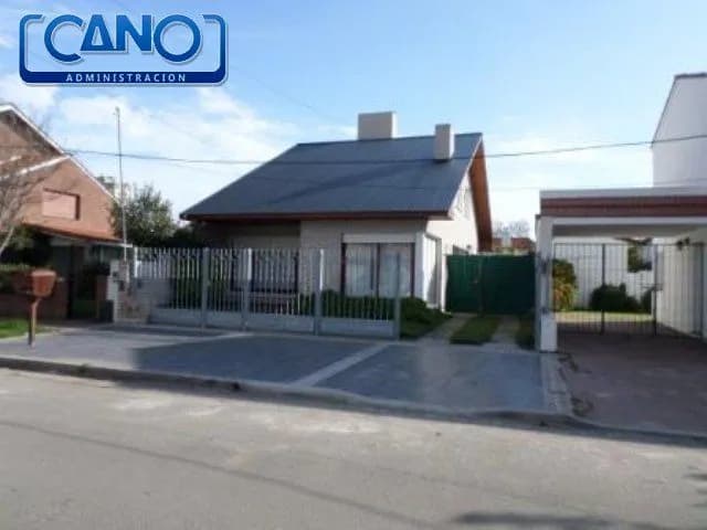 Casa en Alquiler Temporario Zona I de Miramar. Estado Muy Bueno. 4 Habitaciones. 2 Baños. Temporada Verano 2025 - 1