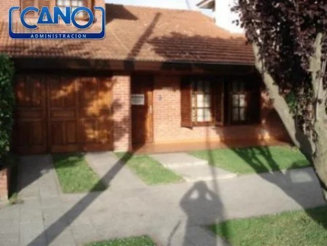 Casa en Alquiler Temporario Zona II de Miramar. Estado Muy Bueno. 4 Habitaciones. 3 Baños. Temporada Verano 2025 - 1