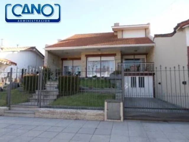 Casa en Alquiler Temporario Zona II de Miramar. Estado Excelente. 3 Habitaciones. 2 Baños. Temporada Verano 2025 - 1