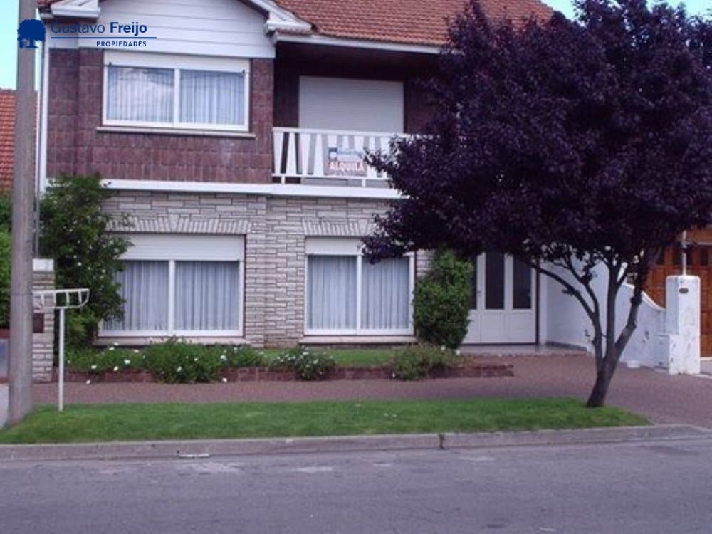 Chalet en Alquiler Temporario Zona II de Miramar. Estado Muy Bueno. 4 Habitaciones. 3 Baños. Temporada Verano 2025 - 1