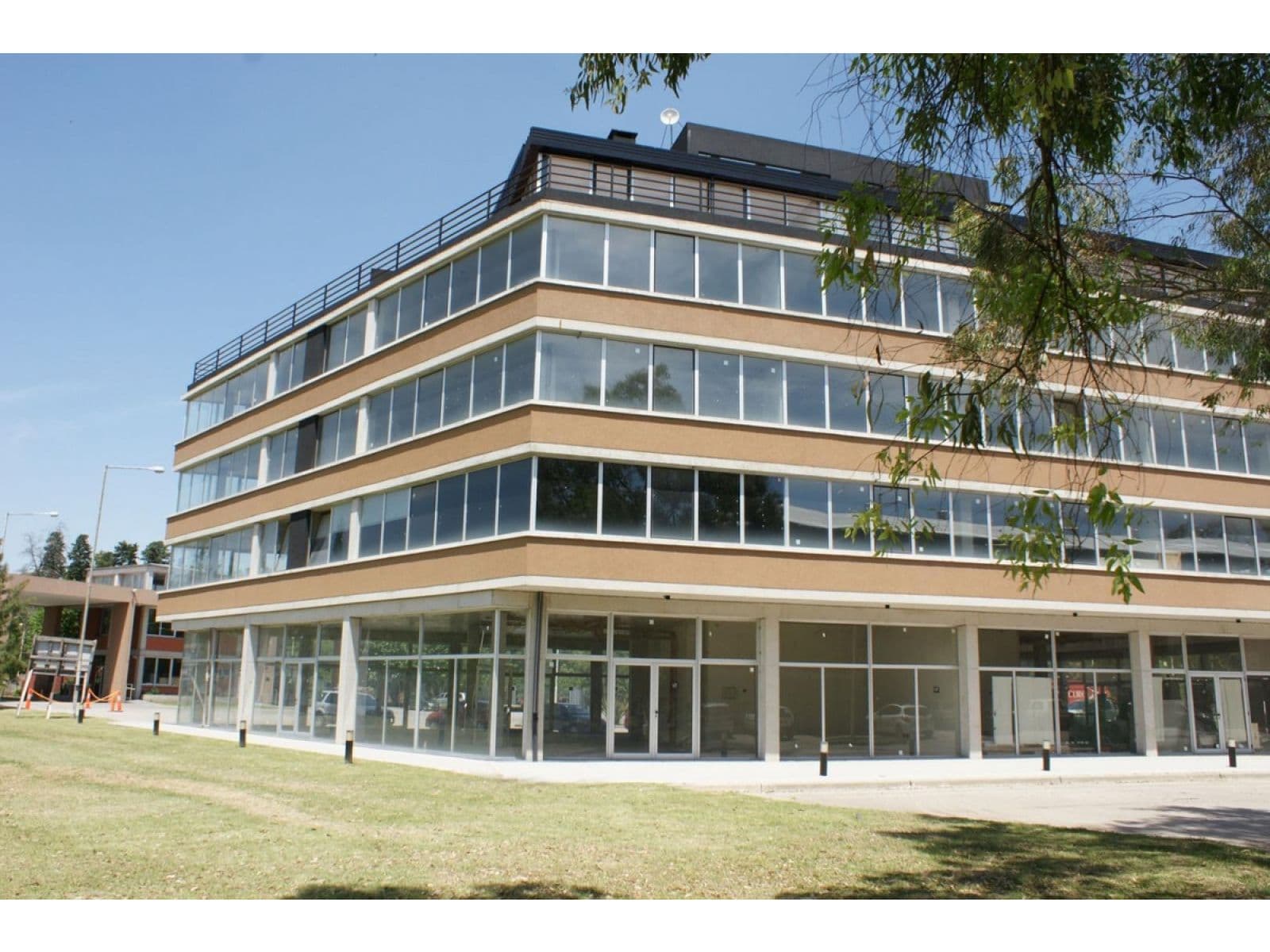 Alquiler de oficina 600 m2 un piso dentro del módulo 2 Pque. industrial De Buen Ayre . - 1